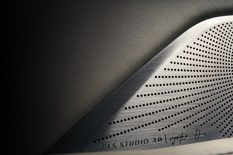 Trên tất cả các mẫu xe của Acura đều được trang bị tiêu chuẩn dàn âm thanh ELS Studio 3D 16 loa hoặc 32 loa, với hiệu ứng âm thanh vòm. Dàn âm thanh này cũng có thể chơi đa dạng các dòng nhạc khác nhau, từ các bản nhạc có sử dụng nhạc cụ mộc đến các bản nhạc thính phòng.