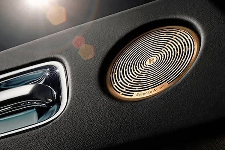 Trong một chiếc Rolls-Royce Phantom chạy ở tốc độ 112 km/h, hệ thống âm thanh này không hề bị ảnh hưởng bởi bất kỳ tạp âm nào từ bên ngoài, hành khách vẫn có thể nghe rõ từng âm thanh từ nguồn phát kém chất lượng như đài AM/FM.