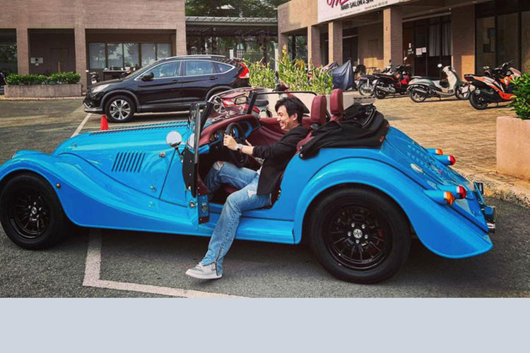 Chiếc Morgan Plus Four của Cường Đô la do một đơn vị chuyên kinh doanh xe sang và siêu xe đưa về. Qua những hình ảnh mà vị doanh nhân trẻ chia sẻ, có thể thấy chiếc xe thể thao Anh Quốc thuộc thế hệ mới nhất và cũng là chiếc xe đầu tiên cập bến Việt Nam.