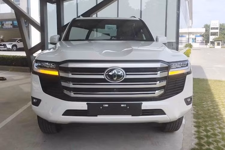 Việc mẫu xe Toyota Land Cruiser 2022 đội giá, bán chênh giá niêm yết từ vài trăm triệu đồng cho đến gần 1 tỷ đồng là điều khó tránh khỏi, nó phụ thuộc vào quy luật cung – cầu từ thị trường và đôi khi nằm ngoài sự quản lý của Toyota Việt Nam.