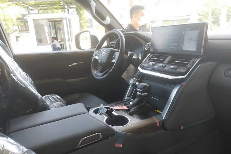 Như vậy, nếu chấp nhận mua chênh giá Toyota Land Cruiser 2022 để nhận xe sớm, thì người mua sẽ chi thêm vài trăm triệu khiến giá lăn bánh“ngót nghét” gần 5 tỷ đồng. Đáng chú ý, ở thời điểm hiện tại, để lăn bánh trước Tết, Land Cruiser 2022 có giá chưa lăn bánh đã 5 tỷ đồng.