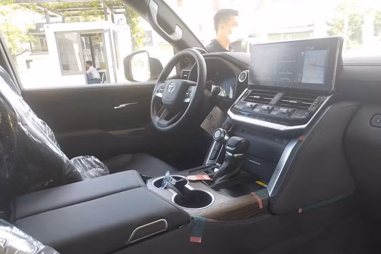 Như vậy, nếu chấp nhận mua chênh giá Toyota Land Cruiser 2022 để nhận xe sớm, thì người mua sẽ chi thêm vài trăm triệu khiến giá lăn bánh“ngót nghét” gần 5 tỷ đồng. Đáng chú ý, ở thời điểm hiện tại, để lăn bánh trước Tết, Land Cruiser 2022 có giá chưa lăn bánh đã 5 tỷ đồng.