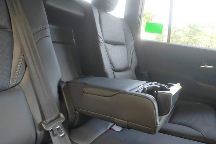 Mặc dù mức chênh lệch khá lớn, tuy nhiên tệp khách hàng mua xe Land Cruiser 2022 tại Việt Nam vốn có điều kiện kinh tế khá giả, họ sẵn sàng chi đậm để nhận xe sớm trước Tết để thoả sở thích.