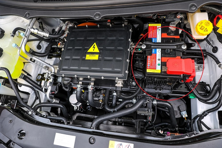 Day la ly do xe oto dien VinFast VF e34 van can ac quy 12V?-Hinh-2