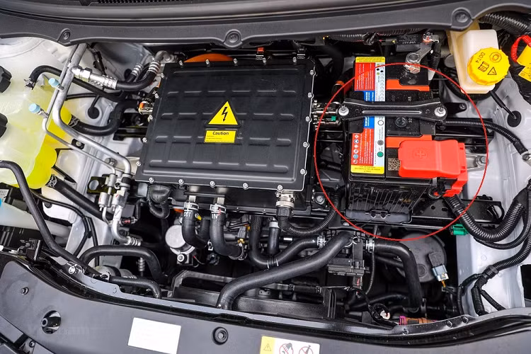 Day la ly do xe oto dien VinFast VF e34 van can ac quy 12V?-Hinh-2