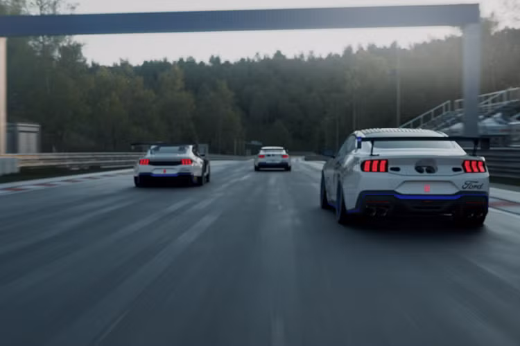 Ford cũng đã trang bị cho Mustang Dark Horse S một bảng điều khiển trung tâm mới chứa nhiều công tắc và nút bấm quan trọng khác nhau. Một bộ giới hạn tốc độ hầm và một hệ thống hiển thị dữ liệu và thu thập cũng đã được lắp đặt. Xe cũng có thể được lắp đặt thêm một ghế đua.