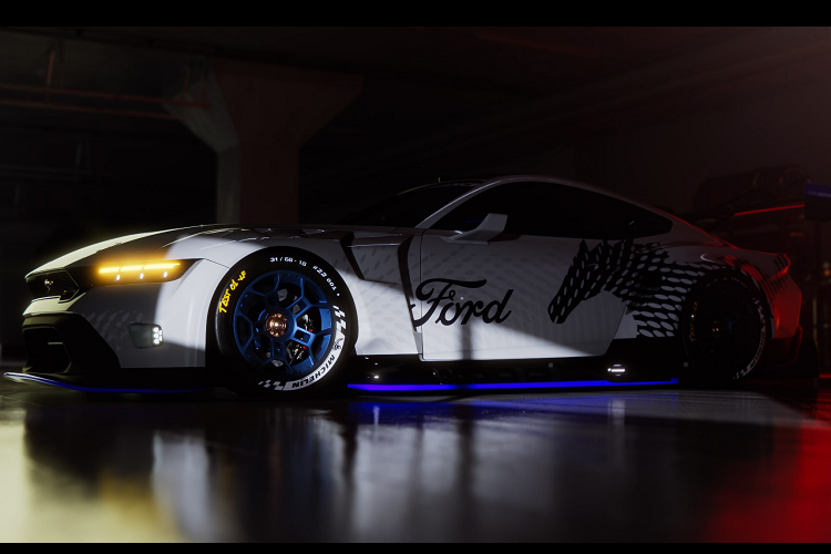 Thúc đẩy hiệu suất hơn nữa là Mustang Dark Horse R. Mẫu xe này được xây dựng trên Dark Horse S nhưng đã được phê duyệt cho các giải đua với các trang bị như bộ pin nhiên liệu lớn hơn và bánh xe Ford Performance mới.