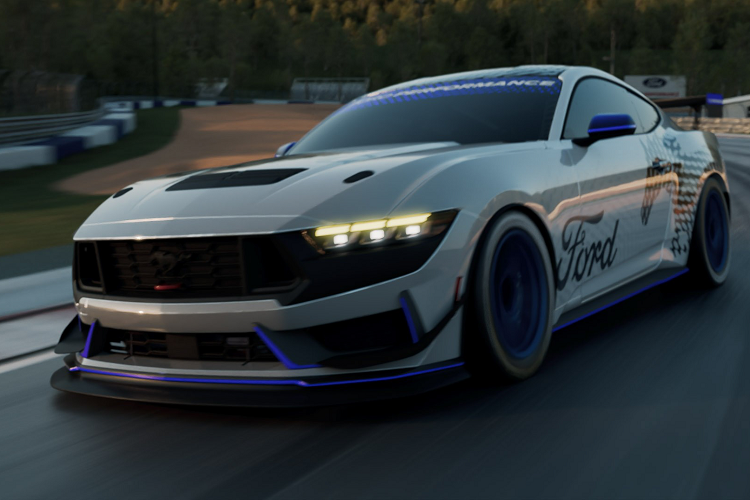 Ford Dark Horse S 2024 mới đã loại bỏ tất cả các bộ phận không cần thiết và các chi tiết trang trí, lắp đặt khung an toàn được FIA chứng nhận được trang bị cùng với lưới an toàn, ghế đua với dây an toàn và vô lăng đua.