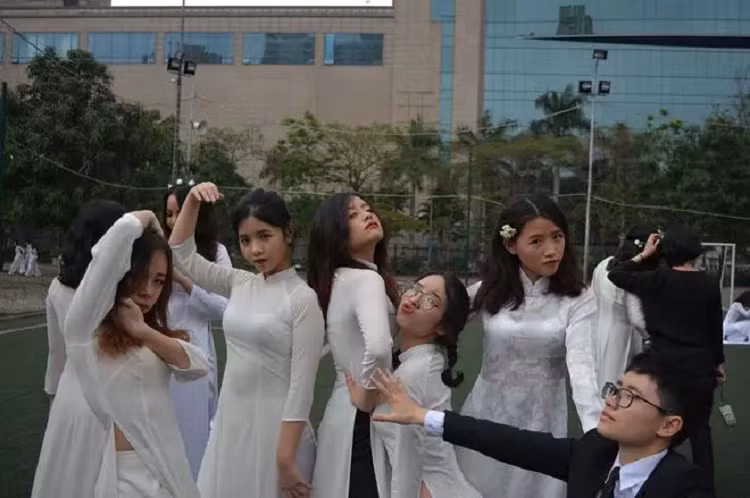 Hoi ban than nha nguoi ta: cung di du hoc Phap, nguoi lam Big4-Hinh-2