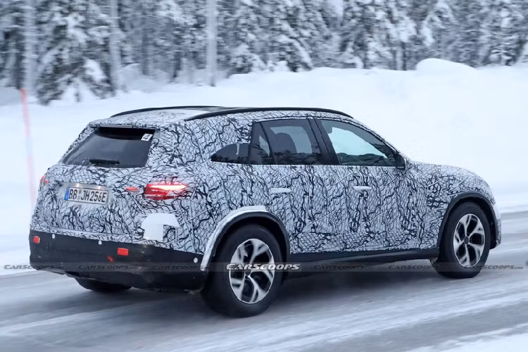 Dự kiến, Mercedes-Benz GLC thế hệ mới sẽ ra mắt toàn cầu vào tháng 9 hoặc tháng 10 năm nay, biến thể AMG GLC 63e sẽ được giới thiệu sau.