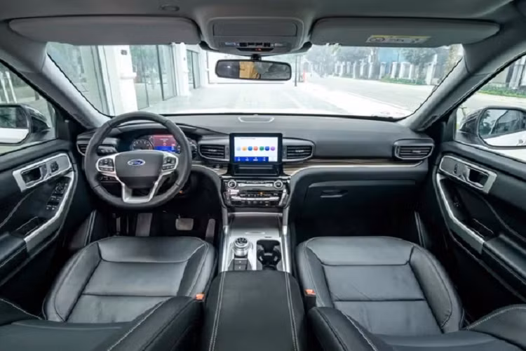 Ford cho biết, hãng tăng cường vật liệu cách âm giữa khoang động cơ và khoang hành khách. Kính chắn gió và hai kính cửa trước sử dụng vật liệu cao cấp nhằm tăng khả năng cách âm, chống tia tử ngoại.