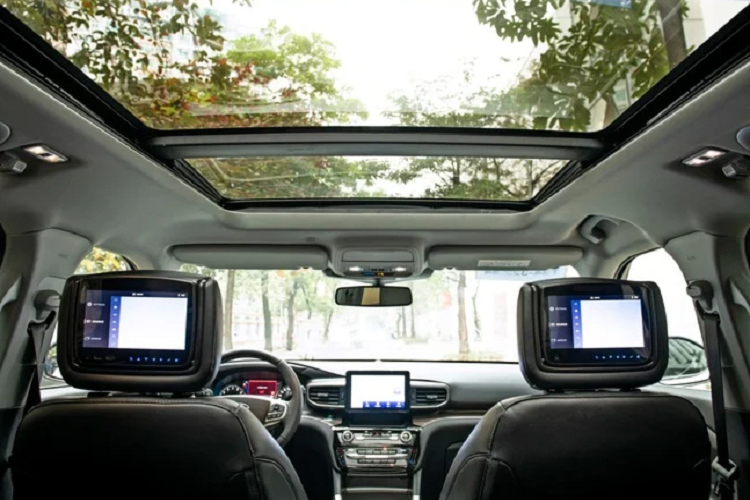 Nội thất Explorer 2022 lột xác với hàng loạt nâng cấp mới. Màn hình thông tin giải trí 8 inch, điều hòa ba vùng. Vô-lăng ba chấu đa chức năng, đồng hồ kỹ thuật số 6,5 inch sau vô-lăng, hệ thống thông tin giải trí SYNC 3, dàn âm thanh B&amp;O 12 loa cao cấp.