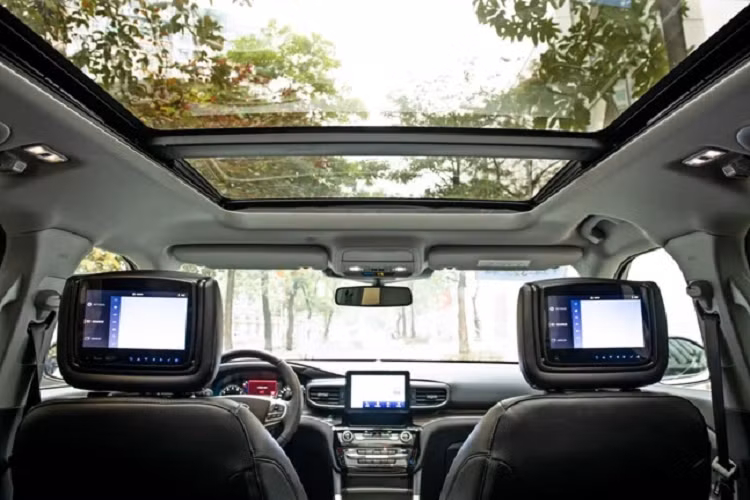 Nội thất Explorer 2022 lột xác với hàng loạt nâng cấp mới. Màn hình thông tin giải trí 8 inch, điều hòa ba vùng. Vô-lăng ba chấu đa chức năng, đồng hồ kỹ thuật số 6,5 inch sau vô-lăng, hệ thống thông tin giải trí SYNC 3, dàn âm thanh B&amp;O 12 loa cao cấp.