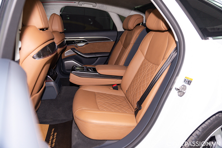 Ngoài ra không thể không nhắc đến hệ thống hybrid phụ trợ 48V giúp tính năng Start/Stop vận hành mượt và hiệu quả hơn giúp tiết kiệm nhiên liệu. Sức mạnh này là cần thiết để di chuyển chiếc xe có khối lượng lên tới 2,5 tấn.