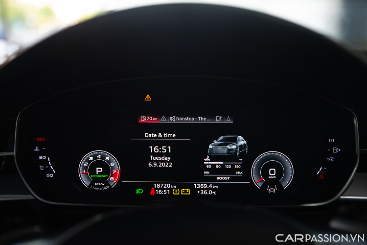 Bước vào bên trong, nội thất của mẫu S8 sở hữu nhiều nâng cấp so với phiên bản tiêu chuẩn. Khoang cabin được kết hợp từ những chất liệu như ốp carbon và nhựa màu đen bóng. Vô-lăng 4 chấu tích hợp nhiều nút bấm hỗ trợ cho người lái.