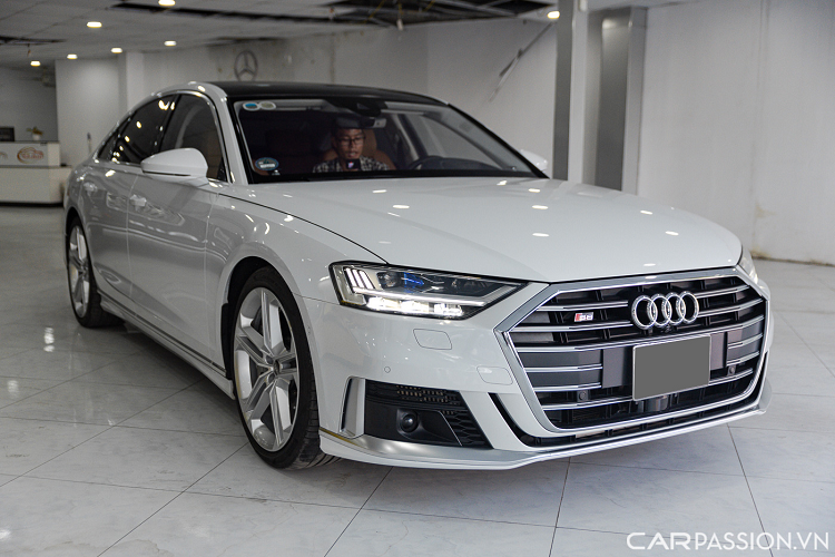 Audi S8 sử dụng khối động cơ V8 4.0L tăng áp kép từ bản A8 tiêu chuẩn, tuy nhiên đã được các kỹ sư Audi đã điều chỉnh để tăng công suất lên ngưỡng 563 mã lực nhờ đạt mô men xoắn cực đại 800 Nm. Chiếc sedan hạng sang cỡ lớn với động cơ V8 thể thao có khả năng tăng tốc từ 0 - 100 km/h chỉ trong vòng 3,8 giây.