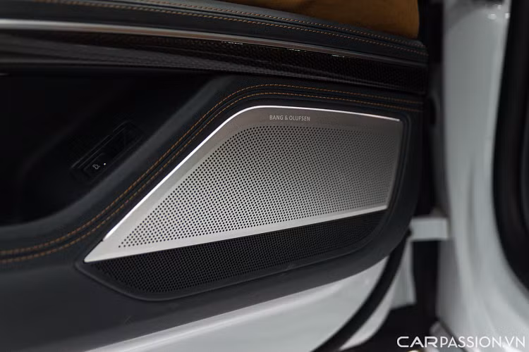 Cụm giải trí trung tâm của Audi S8 sở hữu tới 2 màn hình cảm ứng trung tâm, phần màn hình 10,1 inch phía trên được sử dụng để phục vụ các chức năng giải trí và hiển thị bản đồ trong khi màn hình 8,6 inch phía dưới được sử dụng để điều chỉnh các chức năng hỗ trợ người lái như điều hòa nhiệt độ, sưởi ghế hay quản lý các tiện ích lái xe an toàn.