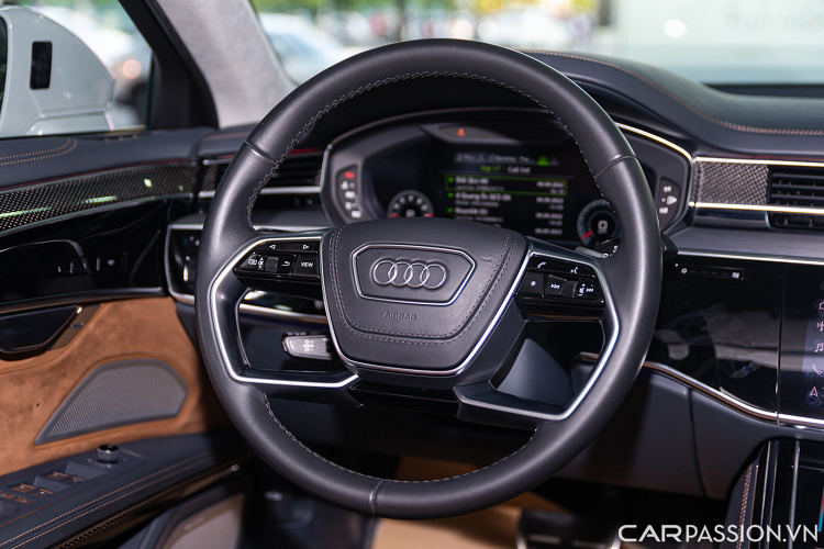 Đuôi xe không có quá nhiều sự khác biệt với phiên bản tiêu chuẩn, vẫn là cụm đèn hậu OLED đi cùng dải đèn LED liền mạnh được kéo dài sang hai bên. Hệ thống ống xả kép thể thao đặt đối xứng hai bên.