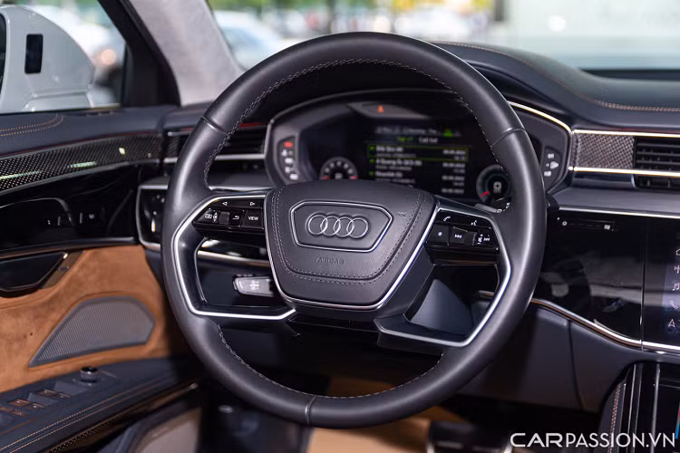 Đuôi xe không có quá nhiều sự khác biệt với phiên bản tiêu chuẩn, vẫn là cụm đèn hậu OLED đi cùng dải đèn LED liền mạnh được kéo dài sang hai bên. Hệ thống ống xả kép thể thao đặt đối xứng hai bên.