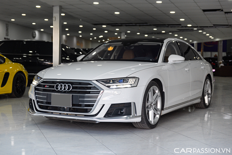 Tại Việt Nam, mẫu Audi S8 hạng sang không có quá nhiều người ưa chuộng bởi một phần vì giá bán cao. Hiện nay, chỉ có 3 chiếc S8 xuất hiện trong nước gồm 1 chiếc đời 2013 và 2 chiếc còn lại thuộc đời 2021.