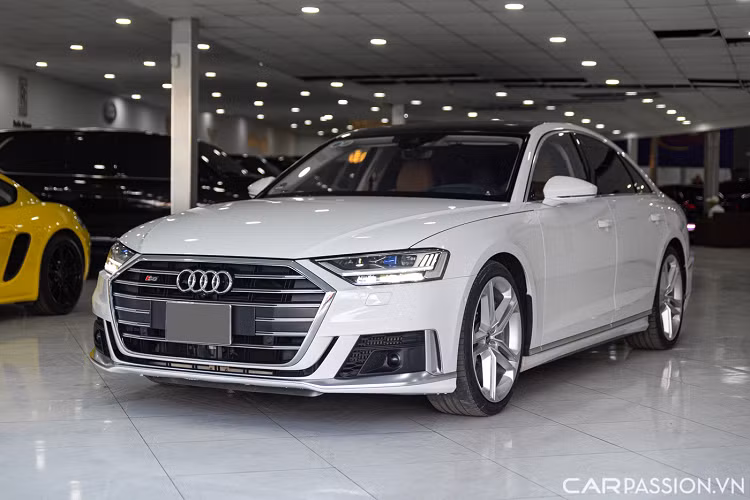Tại Việt Nam, mẫu Audi S8 hạng sang không có quá nhiều người ưa chuộng bởi một phần vì giá bán cao. Hiện nay, chỉ có 3 chiếc S8 xuất hiện trong nước gồm 1 chiếc đời 2013 và 2 chiếc còn lại thuộc đời 2021.