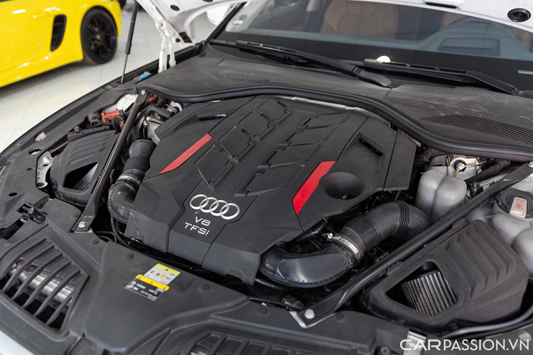 Phần ghế ngồi thể thao của Audi S8 được bọc hoàn toàn từ chất liệu da Valcona màu nâu kết hợp cùng hoạ tiết hình kim cương, hai huy hiệu S được dập nổi tại hàng ghế trước. Giữa hai hàng ghế sau có bệ tỳ tay cùng bảng điều khiển nhiệt độ dạng cảm ứng cùng hai hộc để cốc.