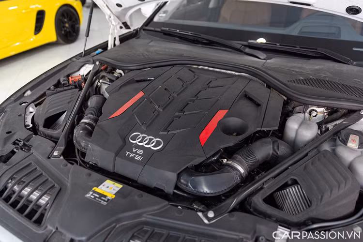 Phần ghế ngồi thể thao của Audi S8 được bọc hoàn toàn từ chất liệu da Valcona màu nâu kết hợp cùng hoạ tiết hình kim cương, hai huy hiệu S được dập nổi tại hàng ghế trước. Giữa hai hàng ghế sau có bệ tỳ tay cùng bảng điều khiển nhiệt độ dạng cảm ứng cùng hai hộc để cốc.