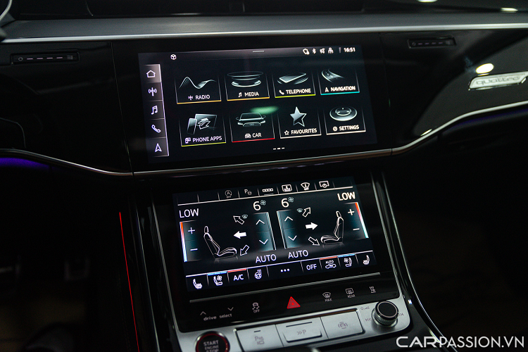 Sau vô-lăng là cụm đồng hồ điện tử 12,3 inch hiển thị đa thông tin đi kèm màn hình Head-Up Display phía trên táp-lô.