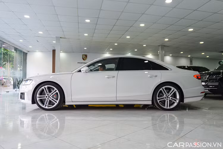 Về thiết kế, Audi S8 vẫn sở hữu đường nét đặc trưng của dòng xe A8 ngoài một vài chi tiết khác biệt như cản trước được sửa đổi lại với các hốc gió to hơn. Lưới tản nhiệt cỡ lớn với phần viền mạ chrome, logo S8 đặt phía trong lưới tản nhiệt này.