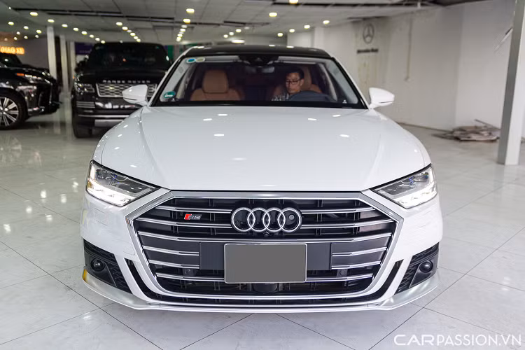 Mới đây, một chiếc Audi S8 đời 2021 đã được chào bán tại showroom QCS Auto có giá 9 tỷ 900 triệu đồng sau khi lăn bánh hơn 18.000 km. Nếu “tậu” chiếc xe này về nhà, người chủ mới có thể tiết kiệm hơn 4 tỷ đồng so với 1 chiếc xe mới cứng.