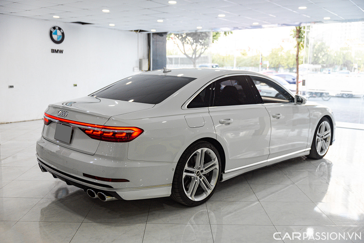 Chiếc Audi S8 tại Việt Nam trong bài viết này đang được chào bán tại showroom xe sang đã qua sử dụng ở Hà Nội với mức gần 10 tỷ đồng.
