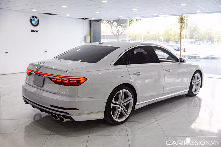 Chiếc Audi S8 tại Việt Nam trong bài viết này đang được chào bán tại showroom xe sang đã qua sử dụng ở Hà Nội với mức gần 10 tỷ đồng.