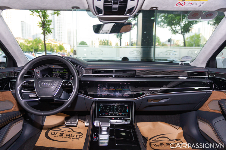 Xe sở hữu kích thước Dài x Rộng x Cao lần lượt là 5.172 x 1.945 x 1.485 (mm), chiều dài trục cơ sở đạt 2.998 mm. Audi trang bị cho S8 bộ mâm 5 chấu kép sơn bạc thể thao kích thước 21 inch, ẩn sâu bên trong là cùm phanh gốm carbon ceramic cỡ lớn sơn màu xám.