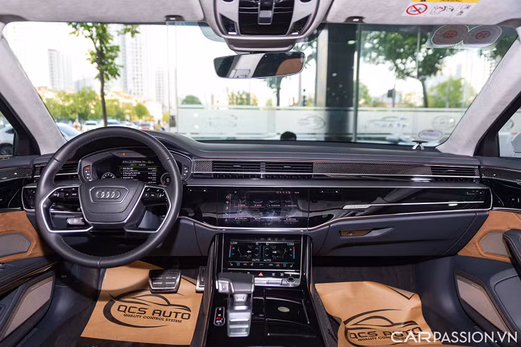 Xe sở hữu kích thước Dài x Rộng x Cao lần lượt là 5.172 x 1.945 x 1.485 (mm), chiều dài trục cơ sở đạt 2.998 mm. Audi trang bị cho S8 bộ mâm 5 chấu kép sơn bạc thể thao kích thước 21 inch, ẩn sâu bên trong là cùm phanh gốm carbon ceramic cỡ lớn sơn màu xám.