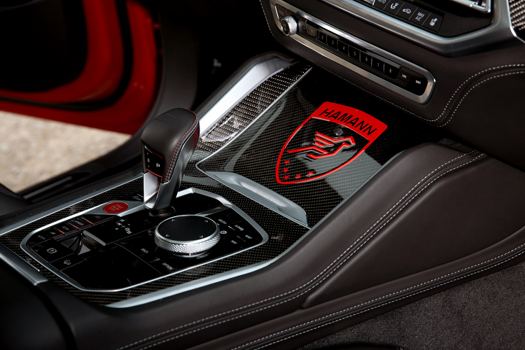 Ngoài ra, chủ sở hữu cũng có thể lựa chọn màu sơn đen, xám than chì hoặc bạc. Bộ lốp Continental Sport Contact 7 có kích thước 315/25R23 sẽ giúp tăng khả năng vận hành của xe cùng với lò xo Hamann hạ thấp giúp giảm khoảng sáng gầm xe đi 40 mm ở phía trước và 35 mm ở phía sau.