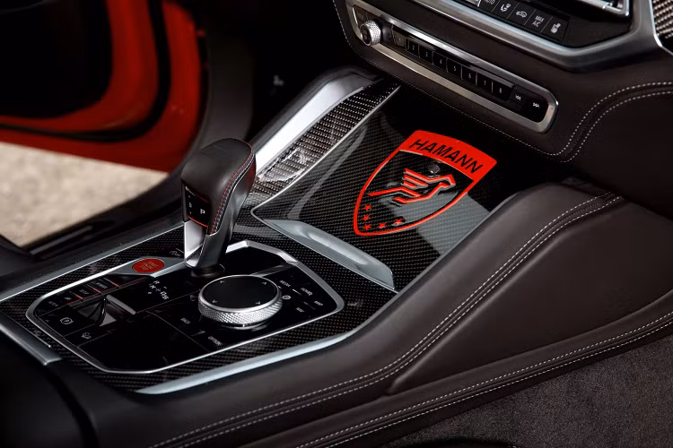 Ngoài ra, chủ sở hữu cũng có thể lựa chọn màu sơn đen, xám than chì hoặc bạc. Bộ lốp Continental Sport Contact 7 có kích thước 315/25R23 sẽ giúp tăng khả năng vận hành của xe cùng với lò xo Hamann hạ thấp giúp giảm khoảng sáng gầm xe đi 40 mm ở phía trước và 35 mm ở phía sau.