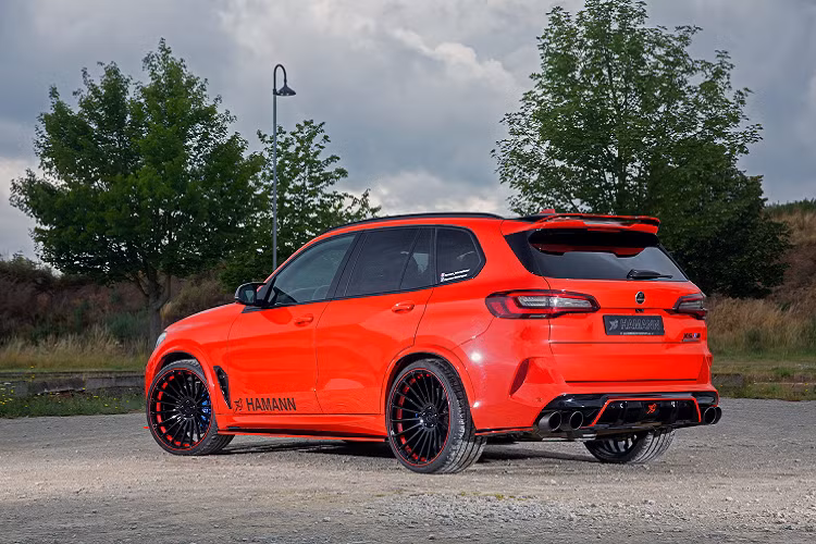 Ở phần cản trước, hãng độ nâng cấp cho xe BMW X5 M Competition độ The Big Red bộ chia phía trước thể thao với các cửa hút gió giả tích hợp, từ đây giúp mẫu xe trông hầm hố hơn. Các phần bậc cửa bên cũng được mở rộng, cản sau cũng được nâng cấp với thiết kế mới ấn tượng hơn.