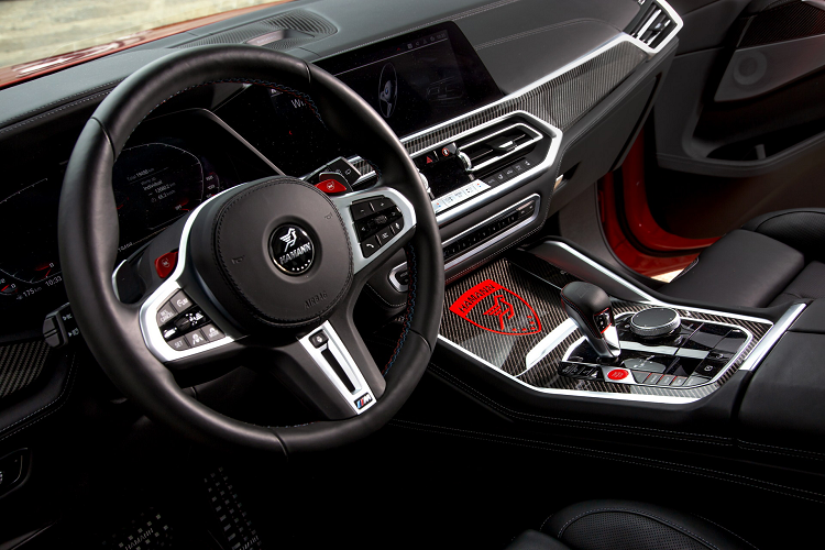 Bên cạnh màu sắc ngoại thất M Toronto Red Metallic lạ mắt, điểm bắt mắt nhất của chiếc X5 M này là bộ mâm xe độ ấn tượng. Bộ mâm Anniversary Evo 23 inch đa chấu được hoàn thiện bằng màu đen bóng với các điểm nhấn màu đỏ phù hợp trên vành xe.