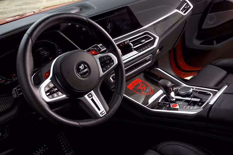 Bên cạnh màu sắc ngoại thất M Toronto Red Metallic lạ mắt, điểm bắt mắt nhất của chiếc X5 M này là bộ mâm xe độ ấn tượng. Bộ mâm Anniversary Evo 23 inch đa chấu được hoàn thiện bằng màu đen bóng với các điểm nhấn màu đỏ phù hợp trên vành xe.