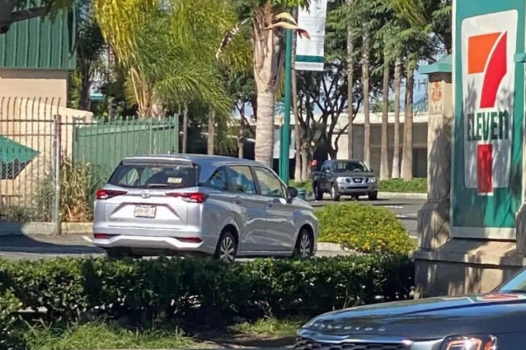 Toyota Avanza trên thực tế không hề được phân phối ở thị trường Mỹ. Tuy nhiên, mẫu MPV này lại được bán ở thị trường hàng xóm của Mỹ là Mexico. Có vẻ như chiếc Toyota Avanza 2022 này đã đi từ Mexico sang Mỹ. Avanza 2022 dành cho thị trường Mexico sở hữu thiết kế không có gì khác biệt so với xe ở Indonesia và Việt Nam.