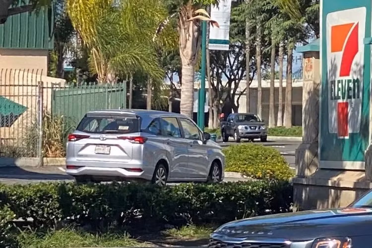 Toyota Avanza trên thực tế không hề được phân phối ở thị trường Mỹ. Tuy nhiên, mẫu MPV này lại được bán ở thị trường hàng xóm của Mỹ là Mexico. Có vẻ như chiếc Toyota Avanza 2022 này đã đi từ Mexico sang Mỹ. Avanza 2022 dành cho thị trường Mexico sở hữu thiết kế không có gì khác biệt so với xe ở Indonesia và Việt Nam.