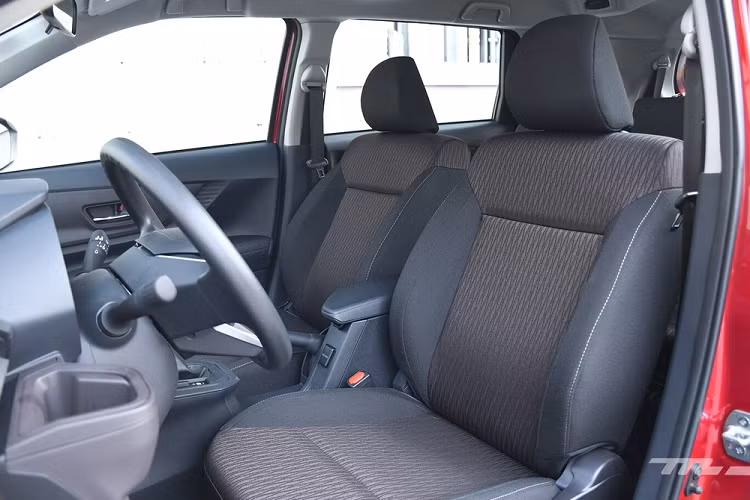 Nguyên nhân là do mẫu xe này được lắp ráp tại Indonesia và nhập khẩu sang Mexico. Ở thị trường Mexico, mẫu xe MPV Toyota Avanza 2022 cũng được trang bị lưới tản nhiệt cỡ lớn trên đầu xe và hệ thống đèn LED tiêu chuẩn từ trước ra sau. Ở bản cao cấp, xe có thêm đèn sương mù trước và bộ vành nhôm 16 inch với thiết kế đa chấu.