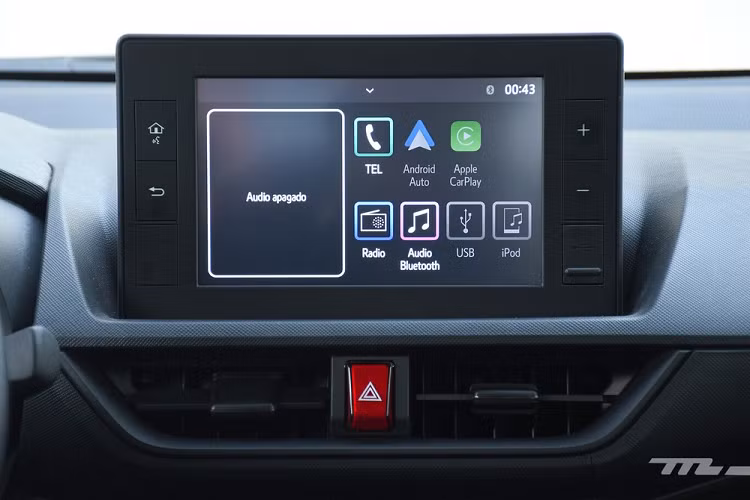 Phía sau vô lăng là bảng đồng hồ kết hợp giữa analog và kỹ thuật số với màn hình đa thông tin ở giữa. Thêm vào đó là màn hình cảm ứng trung tâm 8 inch, hỗ trợ Android Auto/Apple CarPlay, và hệ thống điều hòa đi kèm màn hình kỹ thuật số. Tuy nhiên, điều hòa của Toyota Avanza 2022 ở thị trường Mexico không phải là loại tự động.