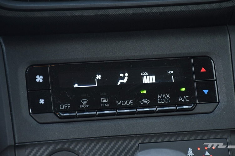 Tương tự xe ở thị trường Việt Nam, Toyota Avanza 2022 dành cho Mexico cũng được trang bị nội thất 7 chỗ ngồi. Trong đó, hàng ghế giữa có thể trượt lên/xuống để tăng khoảng duỗi chân cho hành khách khi không có ai ngồi phía sau. Ngoài ra, hàng ghế giữa còn có chế độ Sofa Mode, tức là ngả phẳng xuống sàn để người dùng nằm nghỉ.