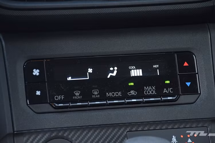 Tương tự xe ở thị trường Việt Nam, Toyota Avanza 2022 dành cho Mexico cũng được trang bị nội thất 7 chỗ ngồi. Trong đó, hàng ghế giữa có thể trượt lên/xuống để tăng khoảng duỗi chân cho hành khách khi không có ai ngồi phía sau. Ngoài ra, hàng ghế giữa còn có chế độ Sofa Mode, tức là ngả phẳng xuống sàn để người dùng nằm nghỉ.