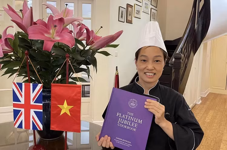 Món bún chả được đưa vào sách mừng Đại lễ của Nữ hoàng Anh - Hình 2 Mon bun cha duoc dua vao sach mung Dai le cua Nu hoang Anh-Hinh-2