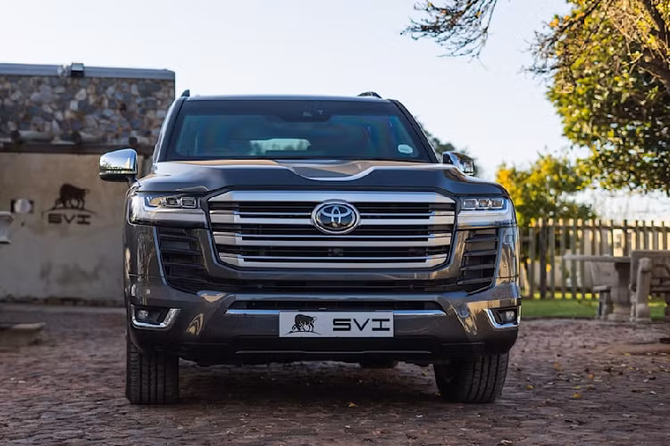 Theo nhà sản xuất, xe được bọc thép cấp độ B6, cho phép chống lại các cuộc tấn công từ súng trường mạnh hơn AK-47 (cấp B5 là đủ chống AK-47, cấp B7 chống cả đạn xuyên giáp). Lốp xe cũng được gia cố bằng các vòng đệm chịu tải nặng.