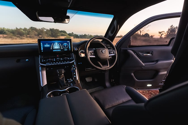 Giống như nhiều chiếc xe bọc thép khác, bản độ của SVI Engineering có vách ngăn bảo vệ sau hàng ghế thứ hai, song được thiết kế để chiếm ít diện tích hơn, cho phép người ngồi sau ngả ghế ra nhiều hơn.