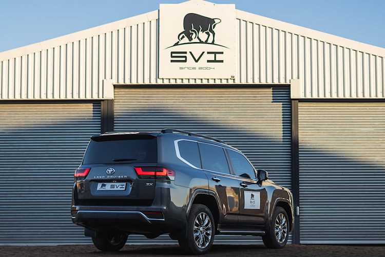 Giá xe Toyota Land Cruiser 2022 bọc thép không được công bố, nhưng theo hãng độ SVI Engineering, chỉ riêng các trang bị bổ sung thêm cho phiên bản bọc thép của Land Cruiser 300 đã tốn khoảng 61.300 USD (1,5 tỷ), chưa tính chiếc xe nguyên bản và thuế đi kèm.