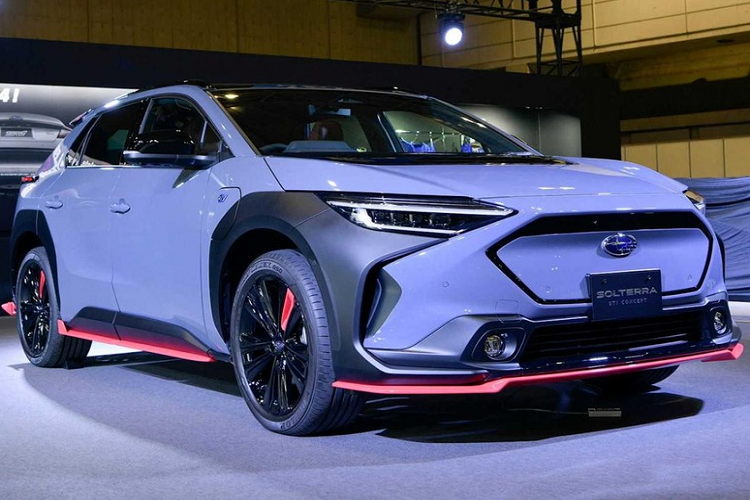 Theo thông báo trước đây cho biết, Subaru Solterra có trang bị 2 mô tơ điện, một trên mỗi trục bánh, và mỗi mô tơ sản sinh 107 mã lực, tạo nên tổng công suất 214 mã lực. Với bộ pin lithium-ion 71,4 kWh, SUV Solterra có phạm vi hoạt động khoảng 460 km theo tiêu chuẩn WLTC của Nhật Bản. Trong khi đó, phiên bản xe Mỹ có phạm hoạt động dự tính là trên 350 km.